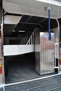 Regolabile Bay Horse Float vendita in Australia per <span class=keywords><strong>2</strong></span> <span class=keywords><strong>3</strong></span> 4 cavalli con Spot all'ingrosso - Product Image 4