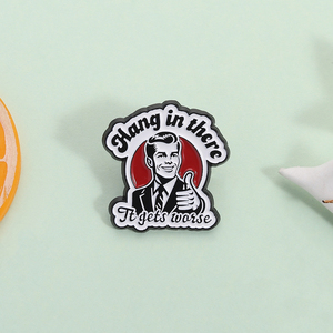 Épinglette en émail « Attendez, ça s'empire » avec slogan satirique amusant, broche « Pouce en l'air », badge de revers, bijou, cadeau, vente en gros - Product Image 2