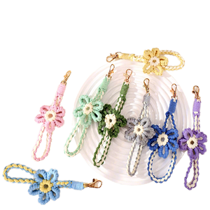 Dragonne de téléphone tressée à <span class=keywords><strong>la</strong></span> main avec motif floral, porte-clés, sangle de poignet, support de bouteille d'eau, breloque de sac, style pastoral, cadeau pour elle - Product Image 1