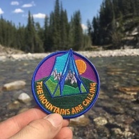 Patch brodé thermocollant « Les montagnes appellent » pour vestes, sacs à dos et tentes de randonnée