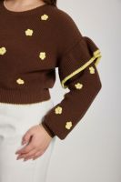 Übergrößen-Damenpullover mit Rundhalsausschnitt und 3D-Häkelblumen-Applikation, Rüschenärmeln und Kontrastbesatz