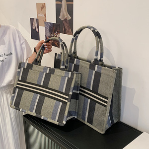 حقائب يد عصرية صغيرة مخصصة عالية الجودة فاخرة للسيدات حقائب كتف مع شعار مطبوع مخصص - Product Image 4