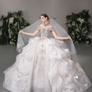 Robe de mariée de luxe moderne Gt134 avec appliques en dentelle, jupe en tulle plissée et bouffante, traîne longue de chapelle, longueur ras du sol - Product Image 1