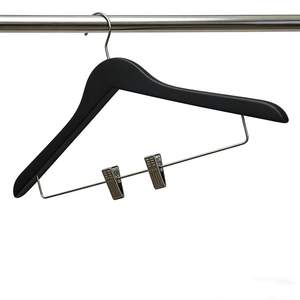 Cintres en bois personnalisés en gros avec pinces antidérapantes de haute qualité pour hôtels et magasins de vêtements - Product Image 2