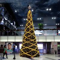 Grand arbre de Noël artificiel extérieur éclairé par LED hauteur 6m IP44 projets d'affichage commercial d'événements de festival de ville étanches