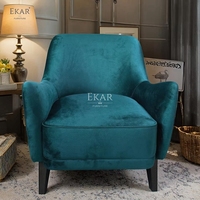 Chaise moderne de style nordique décontracté, coussin en velours, tissu en bois, apporte du confort au salon de l'hôtel
