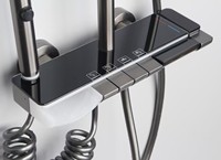 Mitigeur thermostatique numérique contemporain en laiton à quatre fonctions, avec barre coulissante à trois poignées, touches piano et modes de jet pluie et massage