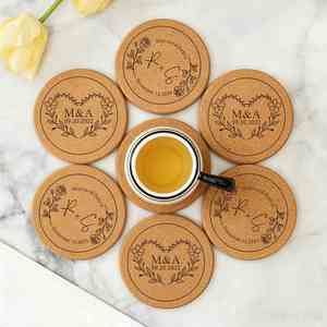 Recuerdos de Corcho - Posavasos Rústicos Personalizados con Grabado para Invitados de Boda, Decoraciones - Product Image 1