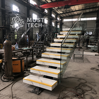 Escalier sur mesure pour projet architectural, taille, couleur et matériaux personnalisés, directement de l'usine