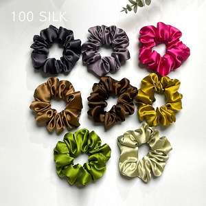 Venta al por mayor de <span class=keywords><strong>diferentes</strong></span> tamaños de 30mm de seda <span class=keywords><strong>Scrunchies</strong></span> para las mujeres decoración del cabello 100% de seda de morera <span class=keywords><strong>Scrunchies</strong></span> banda para el cabello - Product Image 2
