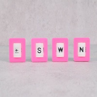 Accessoires de Mahjong Américain : 3 dés, indicateur de vent rose, jeu de jetons en plastique 5 couleurs, fournitures OEM en gros pour soirées de jeu