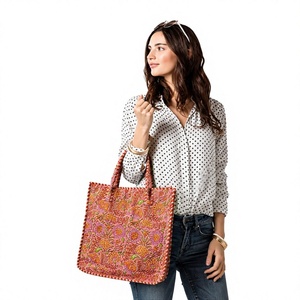 Esta bolsa acolchada presenta un estampado floral vibrante inspirado en diseños textiles tradicionales hechos a mano y con técnicas de estampado en bloque. - Product Image 1