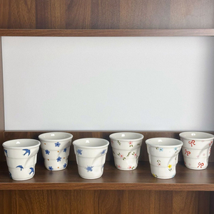 Tasse à café latte en argile de style vintage français, motif floral, écologique, façonnée à la main, texture irrégulière, passe au lave-vaisselle et au micro-ondes - Product Image 3