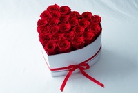 Boîte-cadeau élégante de 16 roses rouges conservées en papier en forme de coeur faite à la main pour la Saint-Valentin