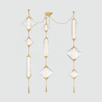 Lustre moderne de style américain Fiorello avec abat-jour en verre côtelé transparent, lampe de plafond en laiton antique pour villa