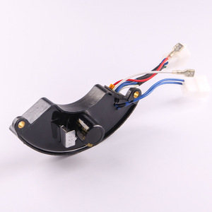 Régulateur de tension triphasé AVR 250V 470µF immergé dans l'huile, auto-refroidissant, type C, avec auto-coupleur à enroulement central - Product Image 2