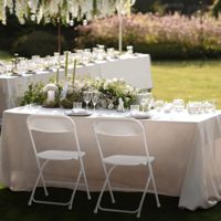 Chaises d'événement de mariage modernes blanches en gros, pliables en plastique résistant aux UV, capacité de 1000 lb pour villa, école, parc