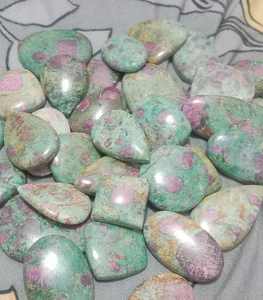 100% tự nhiên <span class=keywords><strong>Ruby</strong></span> fuchsite Cabochon Chất lượng cao xử lý nhiệt thạch anh đá quý lỏng đá quý đối với trang sức làm trực tiếp - Product Image 2