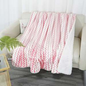 Manta de Sherpa de franela con estampado de rayas onduladas catiónicas rosas para el hogar, manta de forro polar personalizada suave y acogedora - Product Image 3