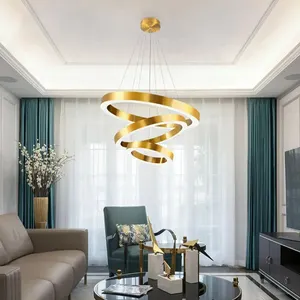 LED大型シャンデリアの3つの円を備えたゴールドのモダンなスタイルのリビングルーム