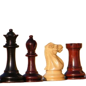 Vieux jeu d'échecs anglais, jeu de table, jeu d'échecs, couleur marron, pièces d'échecs