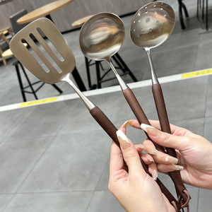 ชุดทัพพีตักซุปพร้อมที่กรองและตะหลิว ทำจากสแตนเลส 304 ด้ามไม้วอลนัท อุปกรณ์ครัว ช้อนตักหม้อไฟแบบหนา 3 ชิ้น - Product Image 2