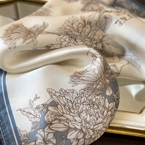 Nuovo Foulard Quadrato da Donna 100% Seta di Gelso, Elegante e alla Moda, con Stampa Peonia in Crepe Satinato, 53cm - Product Image 5