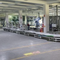 Système d'assemblage robotisé automatique pour panneaux de porte automobiles de type anneau sur chaîne de production
