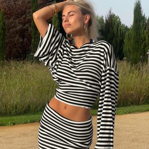 เสื้อยืดแขนยาวลายทางทรงแบทวิงสำหรับผู้หญิง กระโปรงทรงบอดี้คอนเอวต่ำแบบพับได้ ชุดเซ็ตสองชิ้น สไตล์ลำลองแนวสตรีทแวร์ - Product Image 1