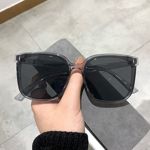Lunettes de soleil unisexes Jiaqi, monture carrée large, verres noirs brillants, protection UV 100 %, pour la conduite et les sorties tendance - Product Image 1