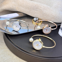 Montre bracelet perles ultra-pratique et idéale pour les personnes pressées |   Montre de luxe française romantique en verre 3D incrustée de diamants étincelants