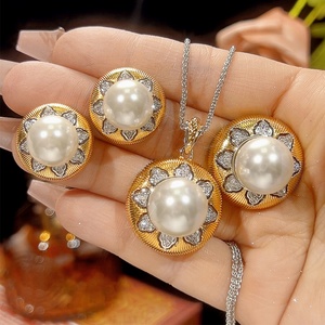 Ensemble de bijoux fantaisie en gros, écologique, en cuivre plaqué or, avec perles de coquillage blanches de 12 mm, collier, boucles d'oreilles et bague pour femme - Product Image 2