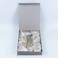 Boîtes d'emballage personnalisées pour foulards en soie, fournisseur d'or, emballage cadeau de luxe, boîte à foulards en satin de soie à marque privée pour foulards féminins