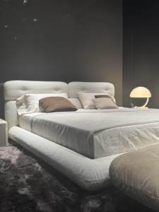 Lit double moderne <span class=keywords><strong>et</strong></span> simple en bois de pin <span class=keywords><strong>et</strong></span> tissu, style italien minimaliste, pour chambre principale, avec <span class=keywords><strong>matelas</strong></span> de 1800 mm, idéal pour les gîtes <span class=keywords><strong>et</strong></span> hôtels - Product Image 1