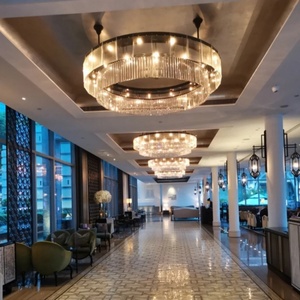 Lampada a sospensione interna di cristallo K9 di lusso con dimensioni personalizzate colore regolabile altezza eleganti <span class=keywords><strong>hotel</strong></span> lampadari ad anello a distanza ciondolo - Product Image 1