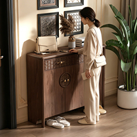 Organisateur de rangement pour chaussures en bois sculpté moderne avec poignées en bronze et glissières lisses pour salon et salle à manger