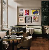 Meubles de salle à manger de luxe modernes, banquettes et chaises rembourrées, tables avec accents métalliques élégants et tissu moelleux