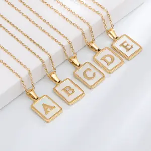 Une Pièce Personnalisée 18K Or En Acier Inoxydable Lettre A-Z Initiale Collier de Femmes Blanc Rectangulaire Shell Lettre Pendentif Bijoux