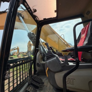 รถขุดตีนตะขาบ Caterpillar 324D2L มือสอง ลดราคาพิเศษ น้ำหนัก 25 ตัน ชั่วโมงการใช้งานต่ำ สีเดิมจากโรงงาน ระบบไฮดรอลิกดีเยี่ยม - Product Image 2