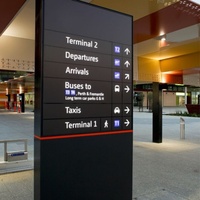 Système de signalisation directionnelle en métal pour aéroports et gares avec éclairage LED, résistant aux intempéries IP65, taille et couleur personnalisables