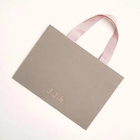 Sac cadeau en papier kraft recyclable de qualité supérieure avec logo estampé à chaud en or et poignée en ruban rose pour l'emballage de cadeaux