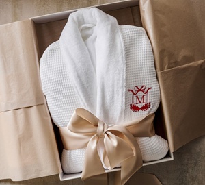 Personalisiertes Premium-Bademantel-Geschenkset - Mit Individualisierung und Hausschuhen oder Handtüchern Unisex-Bademäntel für Hochzeit/Hotel/Firmen - Product Image 1