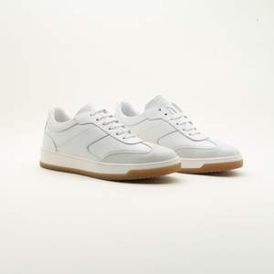 Urban White Leather Sneakers para hombre-Suela color miel y diseño minimalista-Discerning Urban Explorer - Product Image 3
