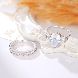 แหวนหมั้นเพชรทรงลูกแพร์สีขาวทองคำขาวสำหรับผู้หญิง ประดับเพชรทรงบาแกตต์ด้านข้าง สี D ธรรมชาติ พร้อมถุงใส่แหวน - Product Image 5