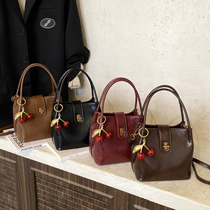 Borsa a Mano in Pelle PU con Design a Secchiello e Cerniera per Donne, Nuova Collezione 2026, <span class=keywords><strong>Borse</strong></span> a Spalla di <span class=keywords><strong>Lusso</strong></span> con Ciondolo a Ciliegia - Product Image 2