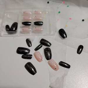 24 <span class=keywords><strong>Uñas</strong></span> Postizas Rosadas con Forma de Ballet, Copo de Nieve, Diamantes 3D, Purpurina Negra, <span class=keywords><strong>Uñas</strong></span> Artificiales Adhesivas - Product Image 3