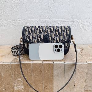 Sac messager carré en PU de haute qualité. Style féminin à la mode. Fabriqué en matériau PU. - Product Image 2