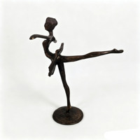 Sculpture moderne en cuivre faite à la main, figurine de ballerine en position de coup de jambe haute, décoration de bureau à domicile