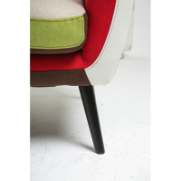 Canapé trois places traditionnel en tissu patchwork multicolore avec capitonnage boutonné, pieds en bois noir, idéal pour les acheteurs de maisons et les salons.