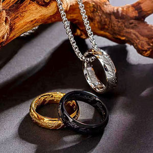 Bague de couple inspirée du Seigneur <span class=keywords><strong>des</strong></span> <span class=keywords><strong>Anneaux</strong></span>, en acier titane plaqué or véritable, gravée en écriture Tengwar, résistante au ternissement - Product Image 2